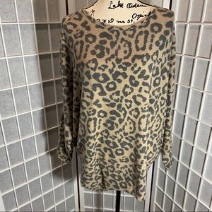 Jupee Size Large Leopard Print Batwing Sleeves Top